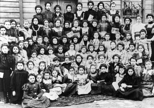 Péra, fin XIXème. Classe de filles